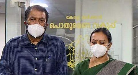 വാര്‍ത്താസമ്മേളനം നടത്തുന്ന മന്ത്രിമാരായ വി ശിവന്‍കുട്ടിയും വീണാ ജോര്‍ജും