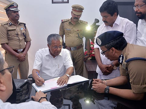 ഡിജിപിയായിരുന്ന ലോക്‌നാഥ് ബെഹ്‌റ മുഖ്യമന്ത്രി പിണറായി വിജയനുമൊത്ത്