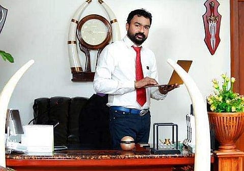 മോന്‍സന്‍ മാവുങ്കല്‍ ചിത്രം ഫെയ്‌സ്ബുക്ക്‌