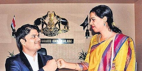 എറണാകുളം ജില്ലാ കളക്ടറായി ചുമതലയേറ്റപ്പോള്‍ ജാഫര്‍ മാലിക്കിനെ അഭിനന്ദിക്കാന്‍ അഫ്‌സാന പര്‍വീണ്‍ എത്തിയപ്പോള്‍ (ഫയല്‍ ചിത്രം)