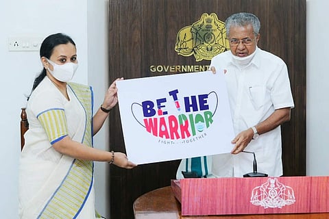 ബി ദ വാരിയര്‍ ക്യാമ്പയിന്‍ മുഖ്യമന്ത്രി പിണറായി വിജയന്‍ ആരോഗ്യമന്ത്രിക്ക് നല്‍കി പ്രകാശിപ്പിക്കുന്നു