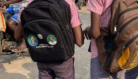 ജയലളിതയുടേയും എടപ്പാടിയുടേയും ചിത്രം പതിച്ച ബാ​ഗ് / ട്വിറ്റർ ചിത്രം