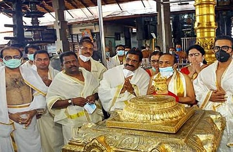 രവി പിള്ള ഗുരുവായൂരപ്പന് സ്വര്‍ണക്കിരീടം സമര്‍പ്പിപ്പിക്കാന്‍ എത്തിയപ്പോള്‍
