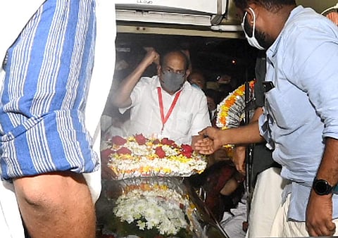 കോടിയേരി ബാലകൃഷ്ണന്‍ അന്ത്യാഭിവാദ്യം അര്‍പ്പിക്കുന്നു/ ചിത്രം ടിപി സൂരജ്‌
