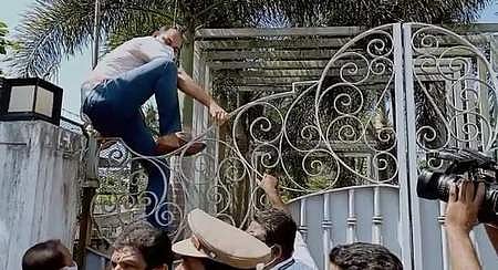 പൊലീസ് ഉദ്യോ​ഗസ്ഥർ ​ഗേറ്റ് ചാടിക്കടന്ന് ദിലീപിന്റെ വീട്ടിൽ പ്രവേശിക്കുന്നു/ ചിത്രം : ന്യൂ ഇൻഡ്യൻ എക്സ്പ്രസ്