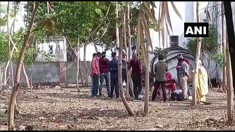 ആശുപത്രി വളപ്പില്‍ പരിശോധന നടത്തുന്ന പൊലീസ്‌