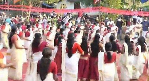 സിപിഎം തൃശ്ശൂരില്‍ നടത്തിയ തിരുവാതിരയില്‍ നിന്ന്‌