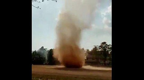 ചാലക്കുടിയില്‍ പൊടിക്കാറ്റ് വീശുന്ന ദൃശ്യം