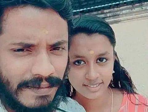 മരിച്ച നിലയില്‍ കണ്ടെത്തിയ പ്രകാശ്, ഭാര്യ അരുണിമ
