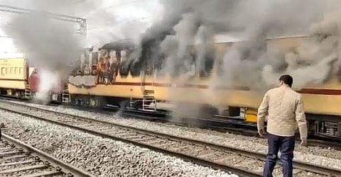 പ്രതിഷേധക്കാര്‍ തീവണ്ടിക്ക് തീവെച്ചപ്പോള്‍, ട്വിറ്റര്‍