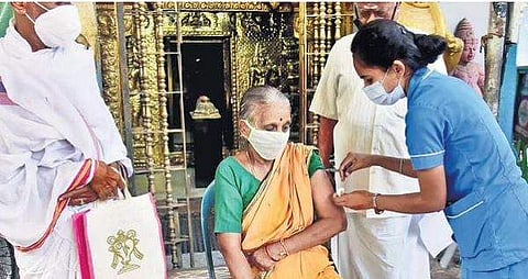 ചെന്നൈയില്‍ കരുതല്‍ ഡോസ് നല്‍കുന്നു, ഫോട്ടോ: എക്‌സ്പ്രസ്