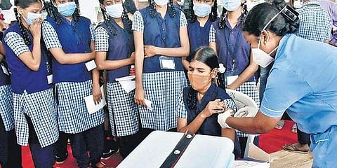 ചെന്നൈയില്‍ സ്‌കൂള്‍ വിദ്യാര്‍ഥിനികള്‍ക്ക് വാക്‌സിന്‍ നല്‍കുന്നു