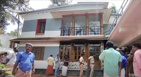 പൊലീസ് പരിശോധന നടത്തുന്നു/ ടെലിവിഷന്‍ ചിത്രം