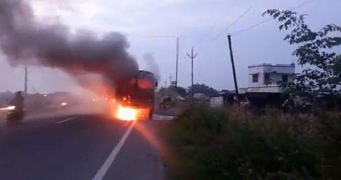 അപകടത്തില്‍ ബസിന് തീപിടിക്കുന്ന ദൃശ്യം, സ്‌ക്രീന്‍ഷോട്ട്‌