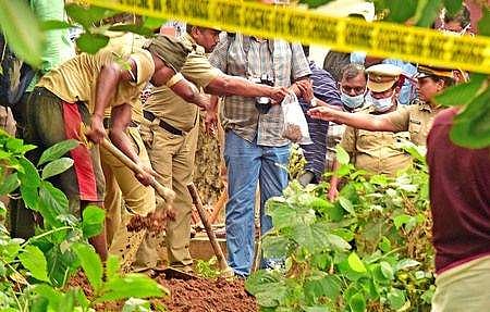 പൊലീസ് പരിശോധന നടത്തുന്നു/ ഫയല്‍