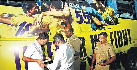 കേരള ബ്ലാസ്റ്റേഴ്‌സ് ടീം ബസ് എംവിഡി ഉദ്യോഗസ്ഥര്‍ പരിശോധിക്കുന്നു/എക്‌സ്പ്രസ് ഫോട്ടോ