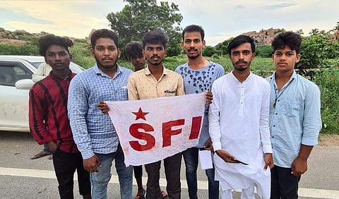 എസ്എഫ്‌ഐ പതാകയുമായി നില്‍ക്കുന്ന പ്രവര്‍ത്തകര്‍/ ഫെയ്‌സ്ബുക്ക്‌