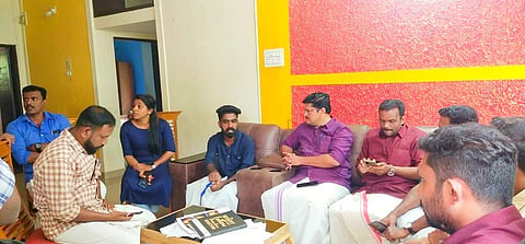 കിളികൊല്ലൂര്‍ പൊലീസ് മര്‍ദനത്തില്‍ പരിക്കറ്റ സഹോദരങ്ങളുടെ വീട്ടില്‍ എഐവൈഎഫ് നേതാക്കള്‍