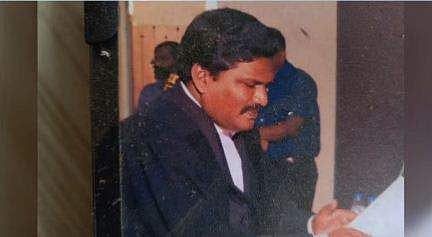 വെടിയേറ്റ മുകേഷ്/ ടിവി ദൃശ്യം
