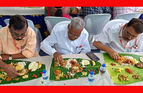 സി ദിവാകരനും കെഇ ഇസ്മയിലും ജനറല്‍ സെക്രട്ടറി ഡി രാജയ്‌ക്കൊപ്പം സമ്മേളന നഗരിയില്‍ ഭക്ഷണം കഴിക്കുന്നു/ബിപി ദീപു