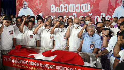 പിണറായി വിജയന്‍ അടക്കമുള്ള നേതാക്കള്‍ അന്ത്യാഭിവാദ്യം അര്‍പ്പിക്കുന്നു