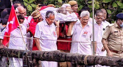 കോടിയേരി ബാലകൃഷ്ണന്റെ മൃതദേഹവുമായി സിപിഎം നേതാക്കള്‍
