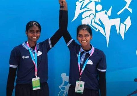 റോവിങ് കോക്സ്ഡ് എയ്റ്റിൽ സ്വർണം നേടിയ ടീമിലെ അം​ഗങ്ങളായ ആർച്ച, അലീന ആന്റോ എന്നിവർ
