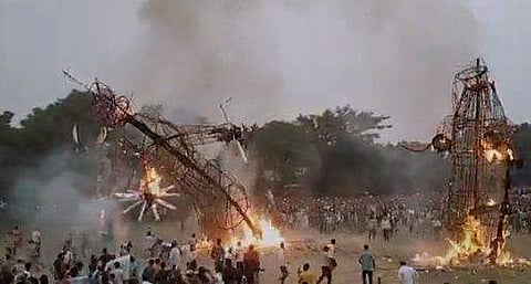 രാവണന്റെ കോലം തകര്‍ന്നുവീഴുന്ന ദൃശ്യം, എഎന്‍ഐ