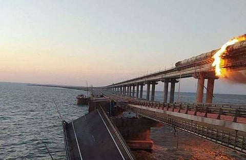 ക്രിമിയന്‍ പാലം കത്തുന്നു/ട്വിറ്റര്‍