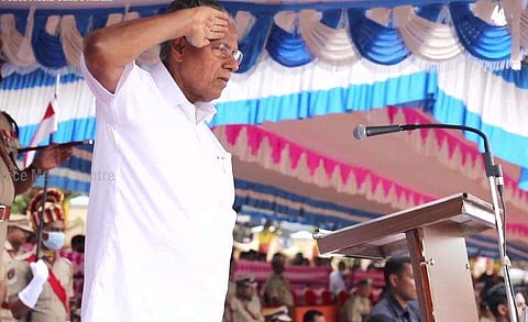 മുഖ്യമന്ത്രി സല്യൂട്ട് സ്വീകരിക്കുന്നു/ ഫെയ്‌സ്ബുക്ക്‌