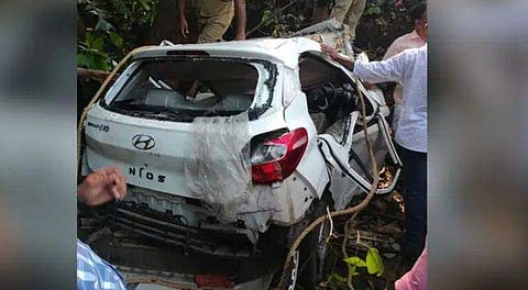അപകടത്തില്‍ തകര്‍ന്ന കാര്‍/ ടിവി ദൃശ്യം