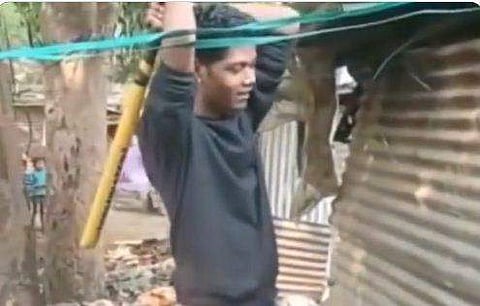തെരുവുനായയെ ആക്രമിക്കാന്‍ ഒരുങ്ങി നില്‍ക്കുന്ന യുവാവിന്റെ ദൃശ്യം