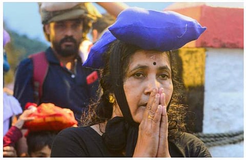 അയ്യപ്പനടയിൽ കൂപ്പുകൈകളോടെ ഭക്ത/ ചിത്രം: പിടിഐ