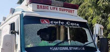 ആക്രമണത്തില്‍ ആംബുലന്‍സിന്റെ ചില്ല് തകര്‍ന്ന നിലയില്‍
