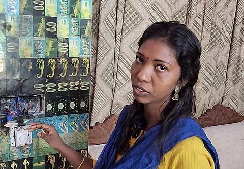 പൊട്ടിത്തെറിച്ച സ്വിച്ച് ബോര്‍ഡിന് അരികില്‍ സജിത