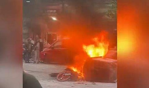 ബെല്‍ജിയത്തില്‍ പ്രതിഷേധക്കാര്‍ വാഹനം അഗ്നിക്കിരയാക്കുന്ന ദൃശ്യം