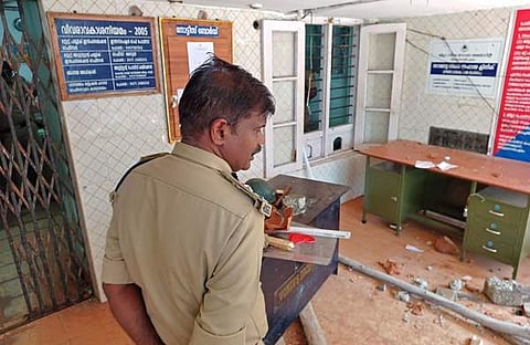 പ്രതിഷേധക്കാര്‍ തകര്‍ത്ത വിഴിഞ്ഞം പൊലീസ് സ്റ്റേഷനില്‍ സിറ്റി പൊലീസ് കമ്മിഷണര്‍ ജി സ്പര്‍ജന്‍ കുമാര്‍ പരിശോധന നടത്തുന്നു/ബിപി ദീപു