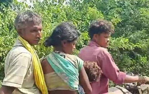 കുട്ടിയുടെ മൃതദേഹവുമായി കുടുംബം ബൈക്കില്‍ പോകുന്നു
