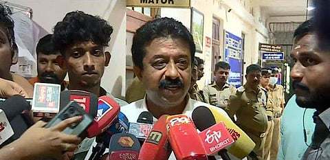 ഡി ആര്‍ അനില്‍ മാധ്യമങ്ങളോട് സംസാരിക്കുന്നു/ ടിവി ദൃശ്യം