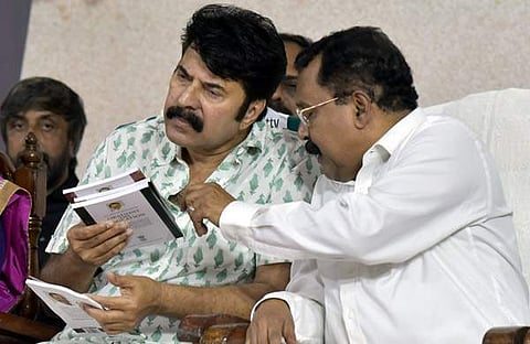 ശ്രീധരന്‍ പിള്ള നടന്‍ മമ്മുട്ടിക്കൊപ്പം പുസ്തക പ്രകാശന ചടങ്ങില്‍/എ സനേഷ്‌