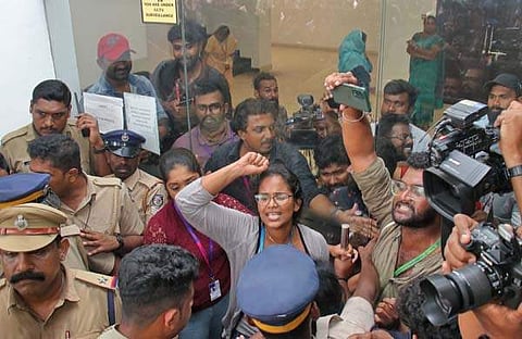 തിങ്കളാഴ്ച ടാഗോര്‍ തീയറ്ററിനു മുന്നില്‍ നടന്ന പ്രതിഷേധത്തില്‍നിന്ന്/എക്‌സ്പ്രസ്‌