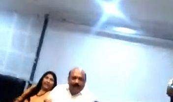 യോഗത്തിനെത്തിയെ എംഎല്‍എയും ഭാര്യയും/ ടെലിവിഷന്‍ ചിത്രം