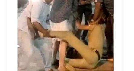 പൊലീസുകാരനെ റോഡിലൂടെ വലിച്ചിഴയ്ക്കുന്നു/ വീഡിയോ ദൃശ്യത്തില്‍ നിന്ന്‌
