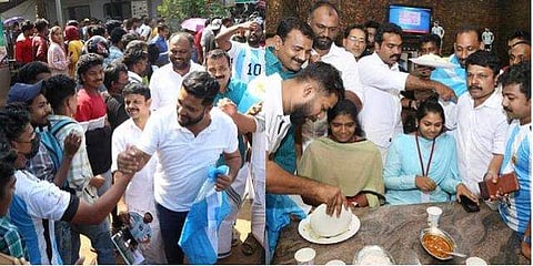 ഷാഫി പറമ്പില്‍ എംഎല്‍എ ബിരിയാണി വിതരണത്തിന് എത്തിയപ്പോള്‍/എക്‌സ്പ്രസ്‌