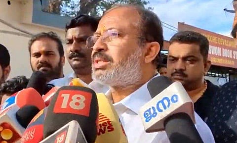 വി മുരളീധരന്‍ മാധ്യമങ്ങളോട് സംസാരിക്കുന്നു/ ഫെയ്‌സ്ബുക്ക്‌