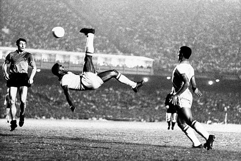 1968ല്‍ നടന്ന മത്സരത്തില്‍ ഫുട്‌ബോള്‍ ഇതിഹാസം പെലെയുടെ ബൈസിക്കിള്‍ കിക്ക്/ ചിത്രം; എപി