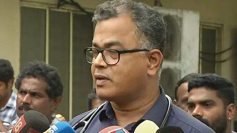ആലപ്പുഴ മെഡിക്കല്‍ സൂപ്രണ്ട് അബ്ദുള്‍ സലാം മാധ്യമങ്ങളോട് സംസാരിക്കുന്നു/ ടെലിവിഷന്‍ ചിത്രം