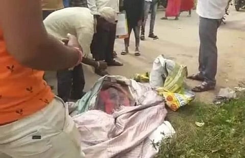 ഭാര്യയുടെ മൃതദേഹവുമായി ഭര്‍ത്താവ് നില്‍ക്കുന്ന ദൃശ്യം,ഫോട്ടോ: ട്വിറ്റർ