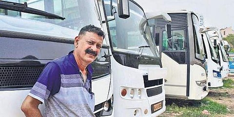 റോയ്‌സണ്‍ ജോസഫ് ബസുകള്‍ക്കു മുന്നില്‍/ആല്‍ബിന്‍ മാത്യു