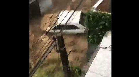 ബ്രസീലിലെ വെള്ളപ്പൊക്കത്തില്‍ കാറുകള്‍ ഒലിച്ചുപോകുന്ന ദൃശ്യം